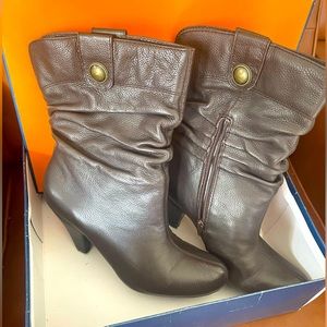 Arturo Chiang ankle boots with heel.